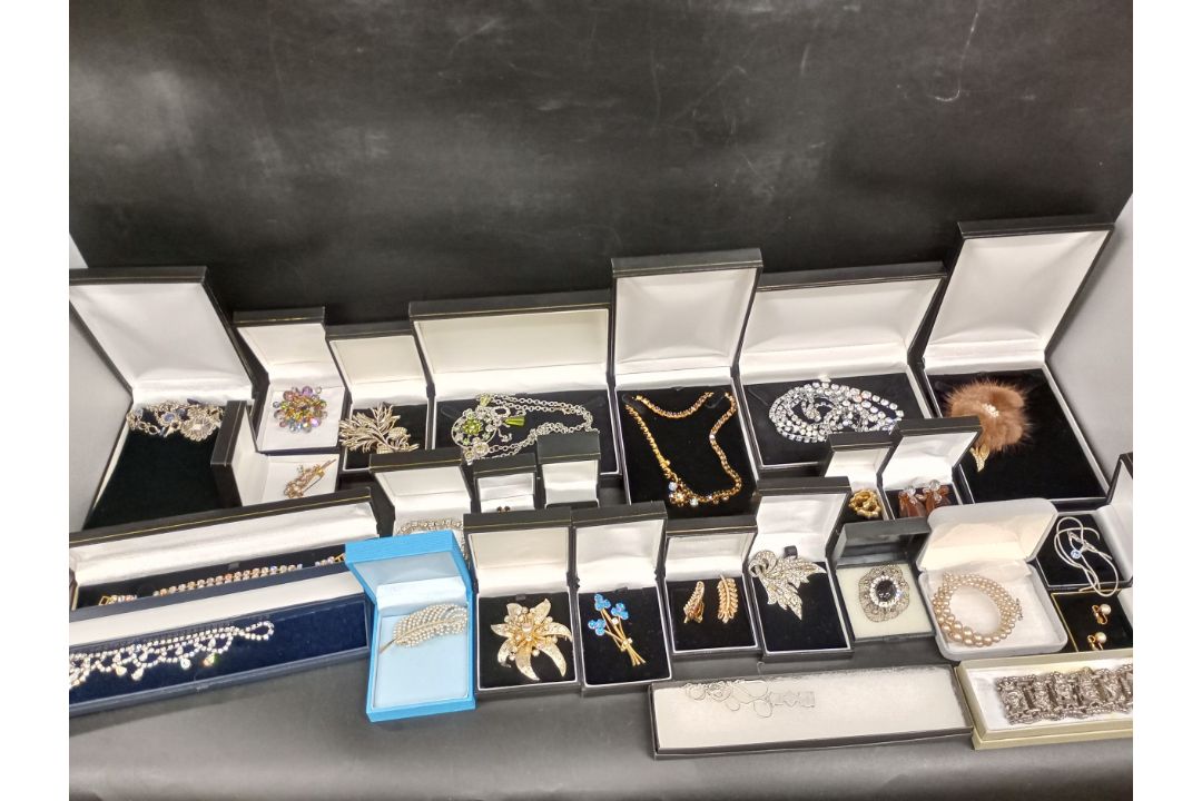 A collection of costume jewellery and jewellery boxes - Image 1 of 4