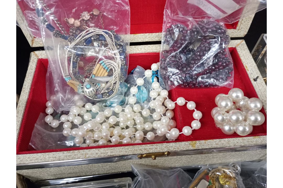 A large collection of costume jewellery and jewellery boxes - Image 2 of 6