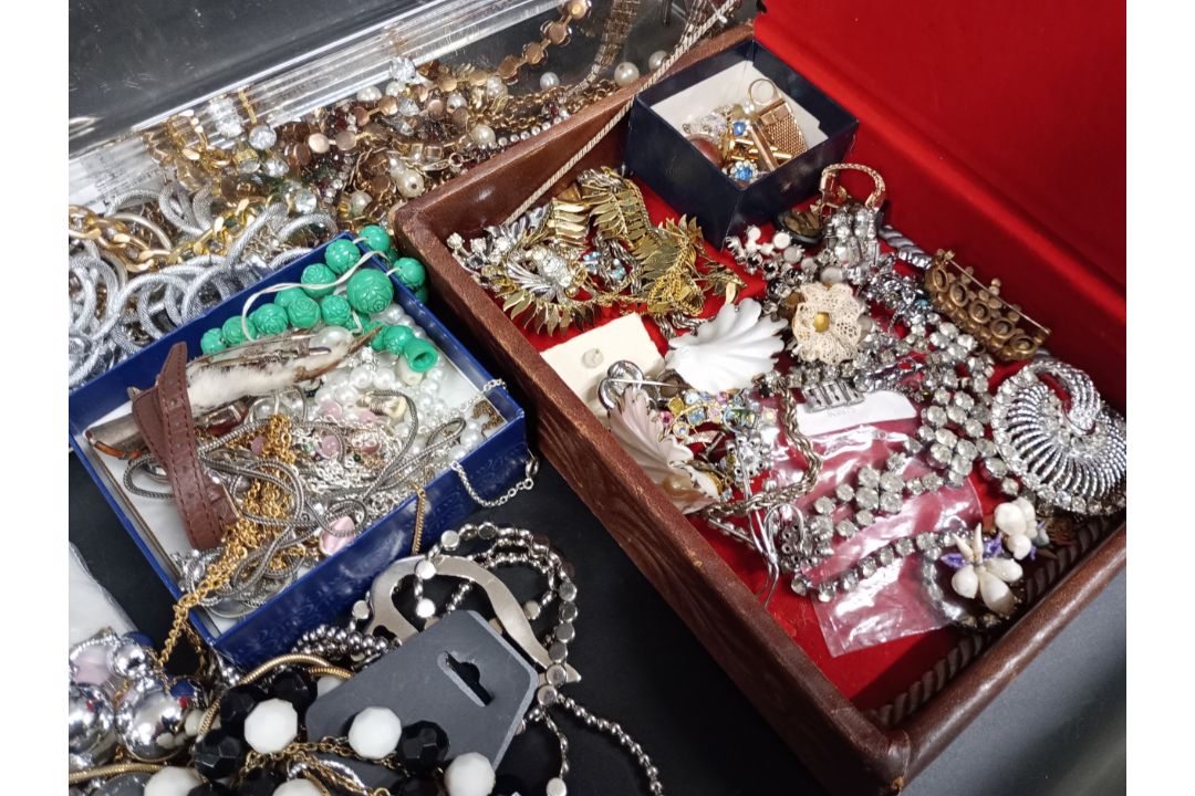 A large collection of costume jewellery and jewellery boxes - Image 3 of 6