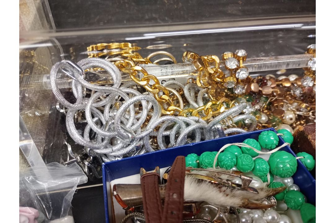 A large collection of costume jewellery and jewellery boxes - Image 4 of 6