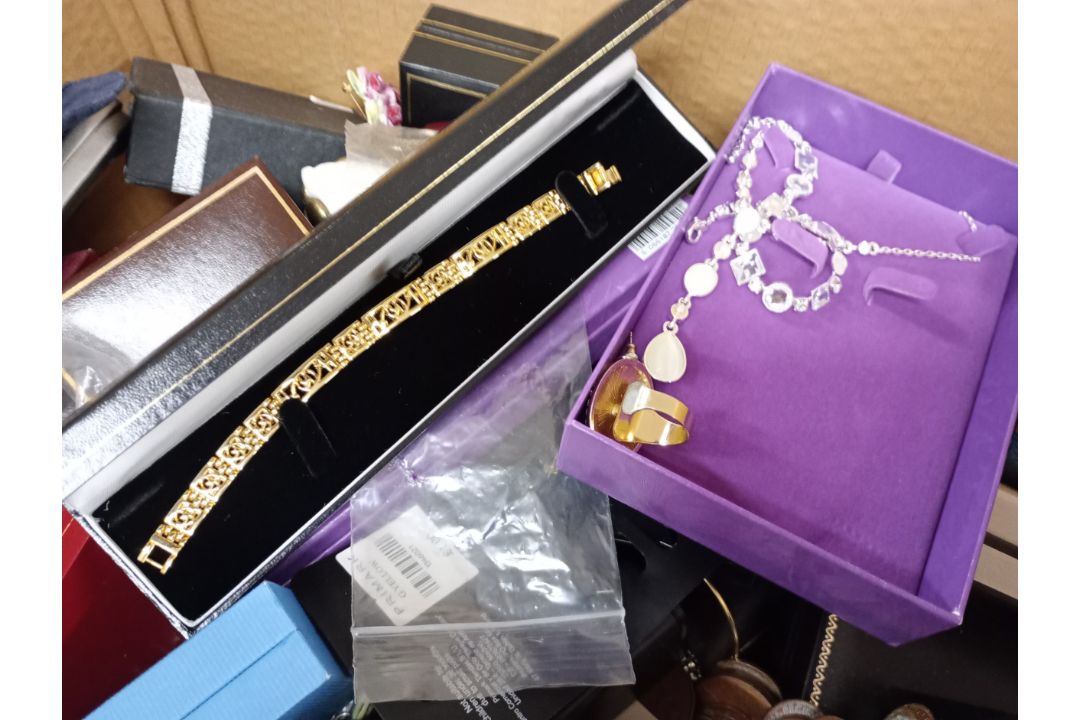 A large collection of costume jewellery and jewellery boxes - Image 6 of 6