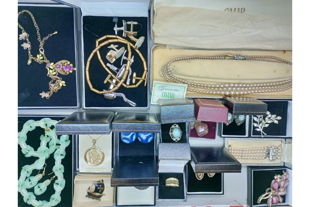 A collection of costume jewellery and jewellery boxes - Image 2 of 4