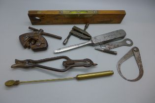 Assorted small tools, spirit level, etc.