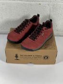 A pair of Oboz Bozeman low leather shoes (UK 4).