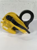 A Camlok horizontal flange girder stacking clamp, 3000kg.