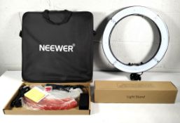A Neewer RL-18 smartphone ring light kit with stand, boxed.