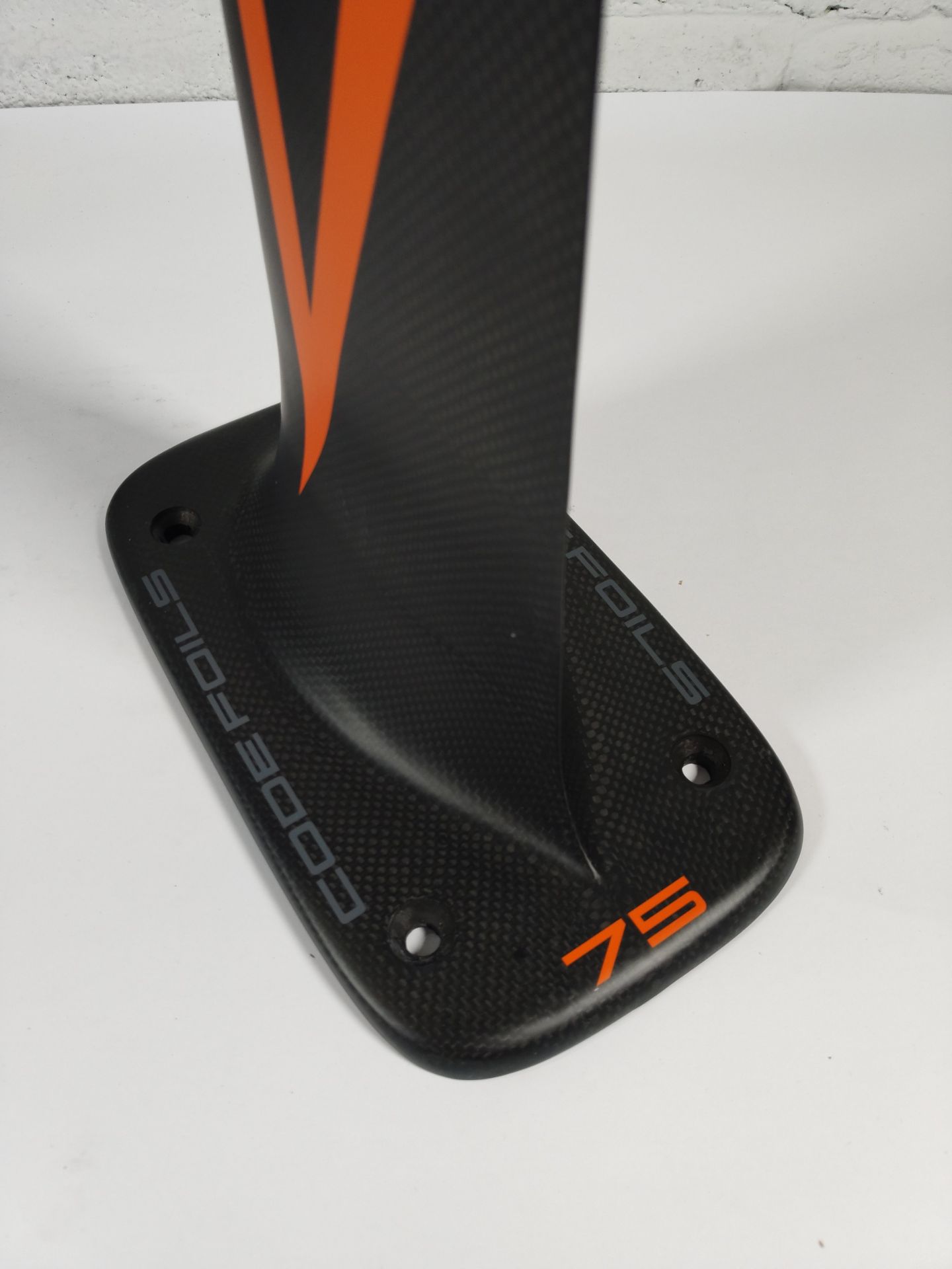 An as new Code Foils 75 foilboard carbon mast, Size: 75cm. - Image 2 of 2