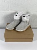 A pair of Ugg Mini Bailey Button 2 boots (UK 3).
