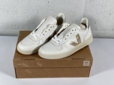 A pair of Veja V-10 leather trainers (UK 3).