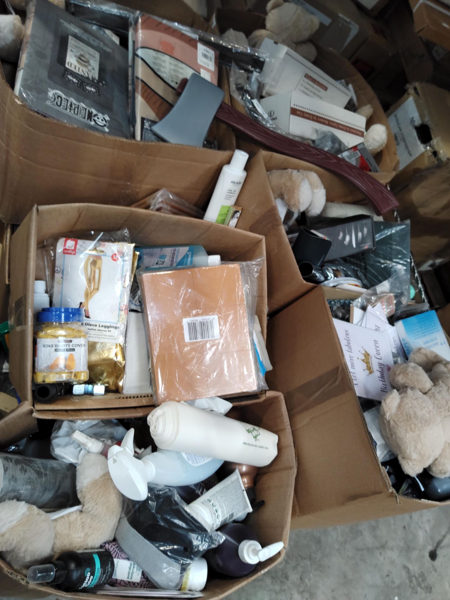 A quantity of miscellaneous items to include toys, tools and homewares (over 18s only). - Image 3 of 3