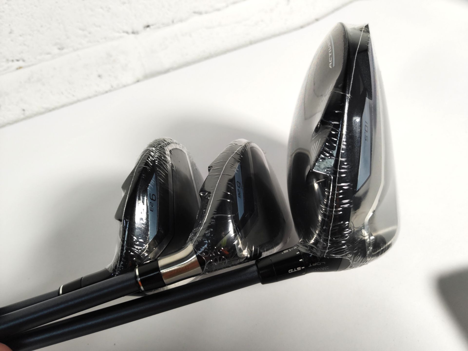 Six as new XX10 R/H golf clubs - sizes 1, 9, H6, 5, 7, 9 with 3 pack of XX10 premium golf balls. - Image 2 of 6