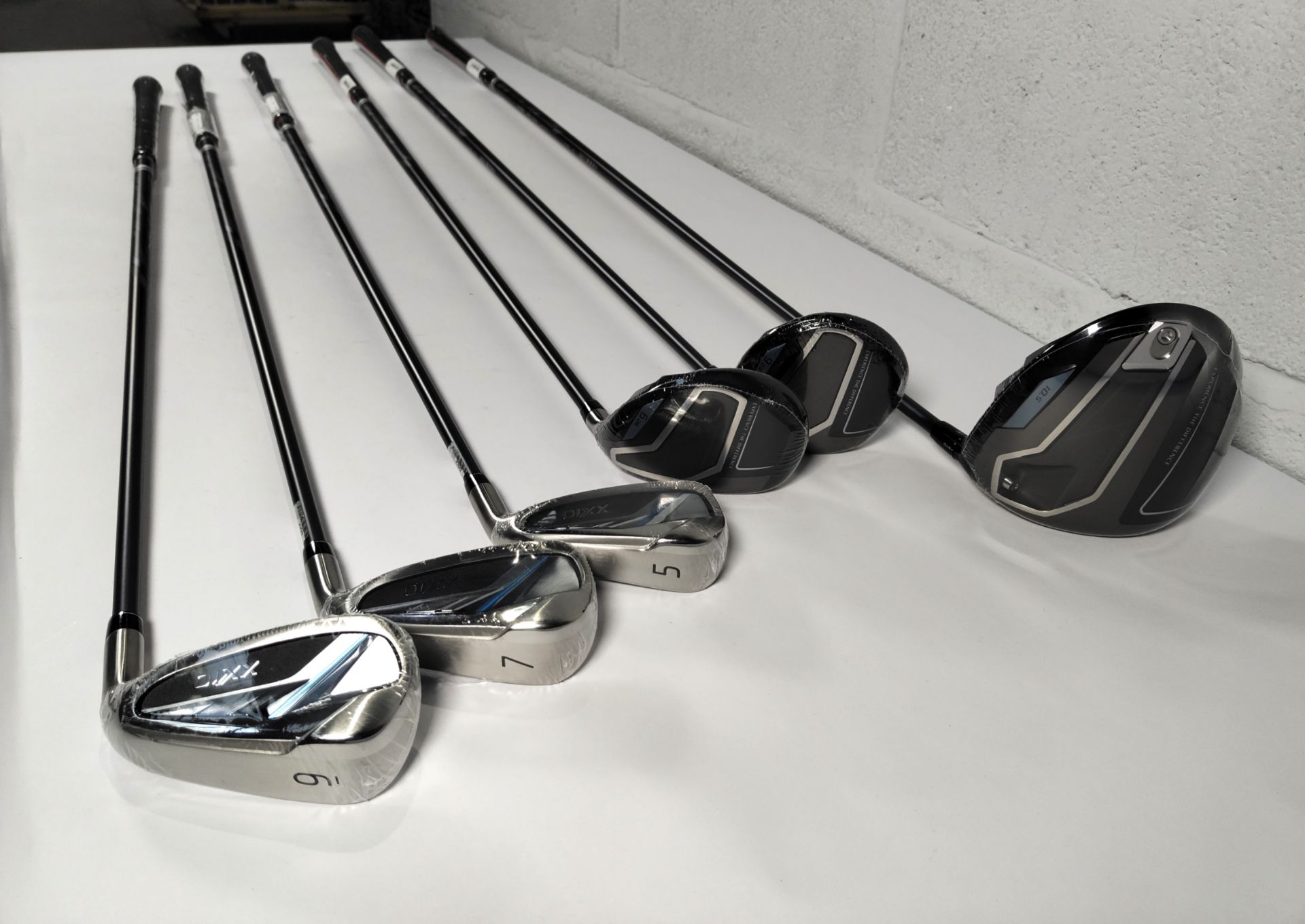 Six as new XX10 R/H golf clubs - sizes 1, 9, H6, 5, 7, 9 with 3 pack of XX10 premium golf balls. - Image 4 of 6
