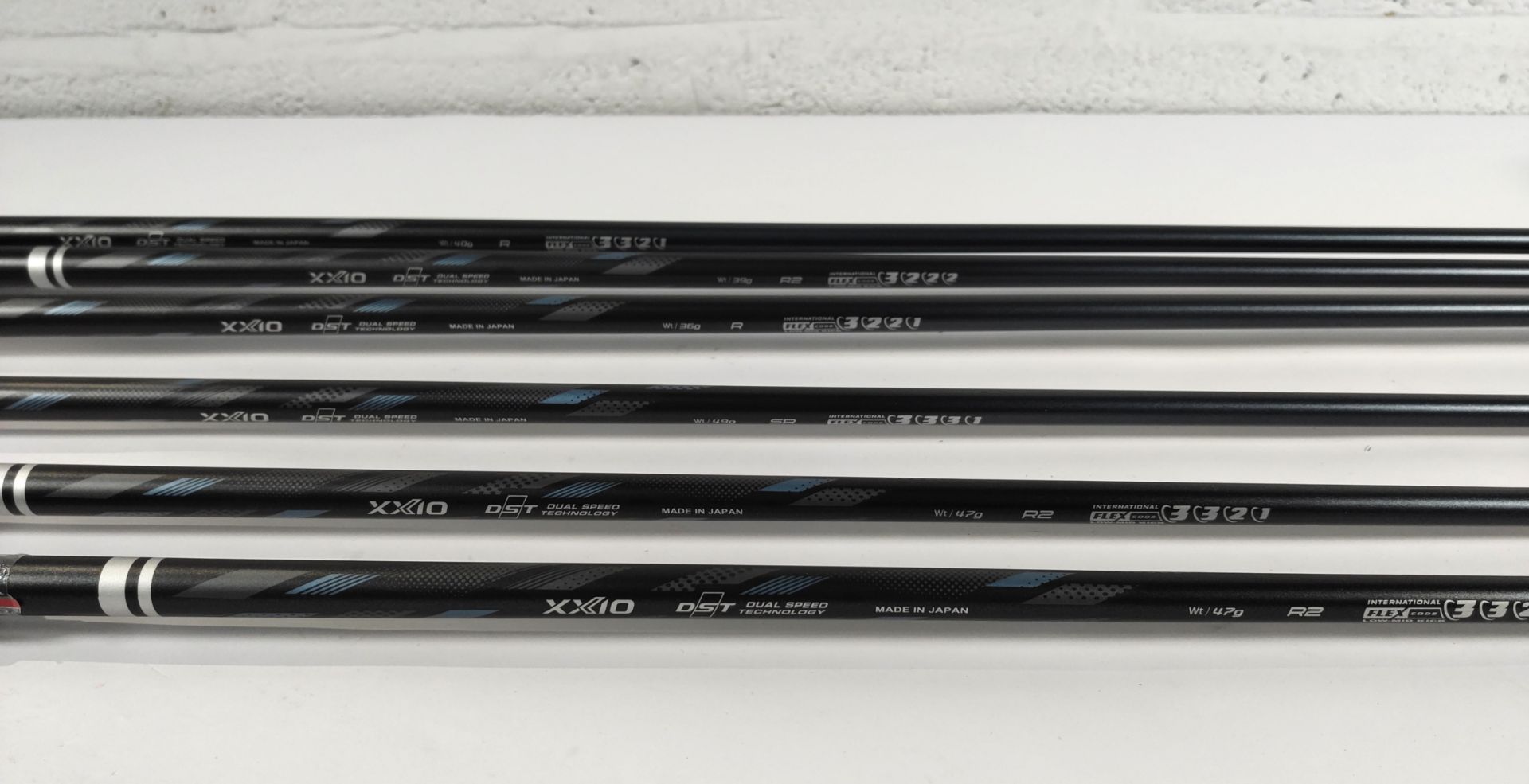 Six as new XX10 R/H golf clubs - sizes 1, 9, H6, 5, 7, 9 with 3 pack of XX10 premium golf balls. - Image 5 of 6
