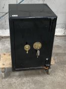 A Walkers & Worsey vintage safe with keys.
