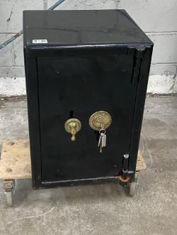A Walkers & Worsey vintage safe with keys.