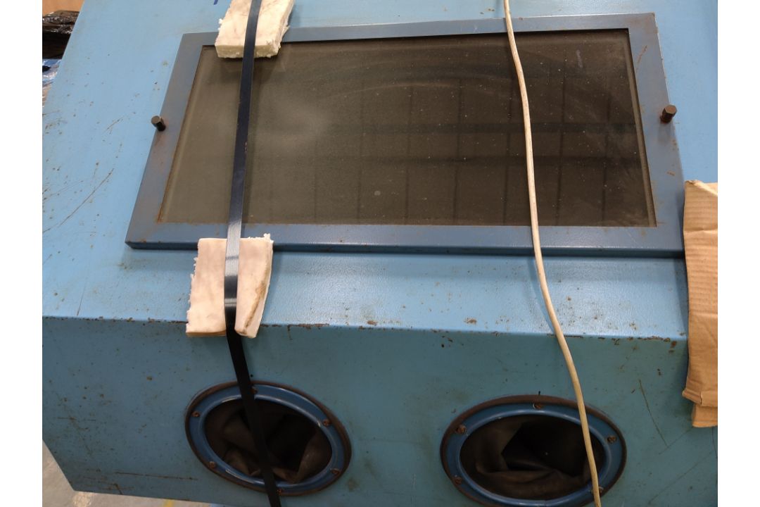 Preowned Guyson Formula 1600 system sandblaster. *PLEASE NOTE - Large, bulky item - will need appro - Image 3 of 3