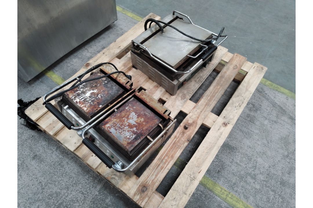 Preowned Buffalo FC385-02 twin ribbed top contact grill 240v with preowned Waring contact grill 240v