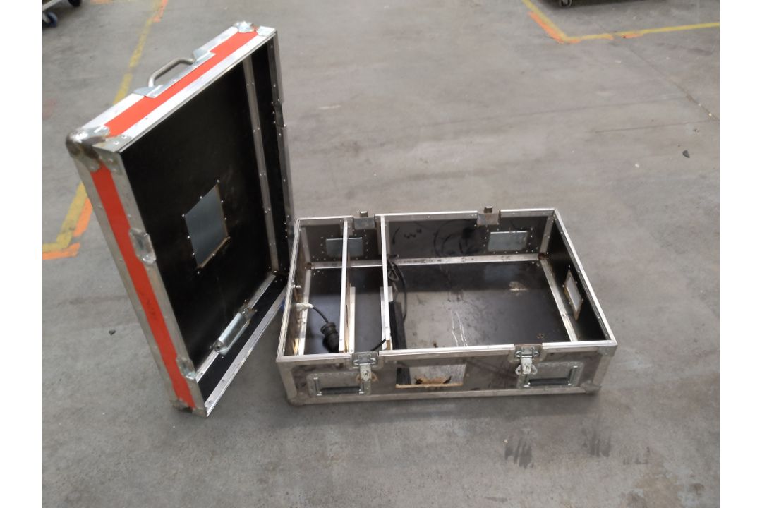 Four preowned unbranded flight cases. 1 x lockable with wheels (82 x 59 x 44cms), 1 x lockable with - Image 4 of 5