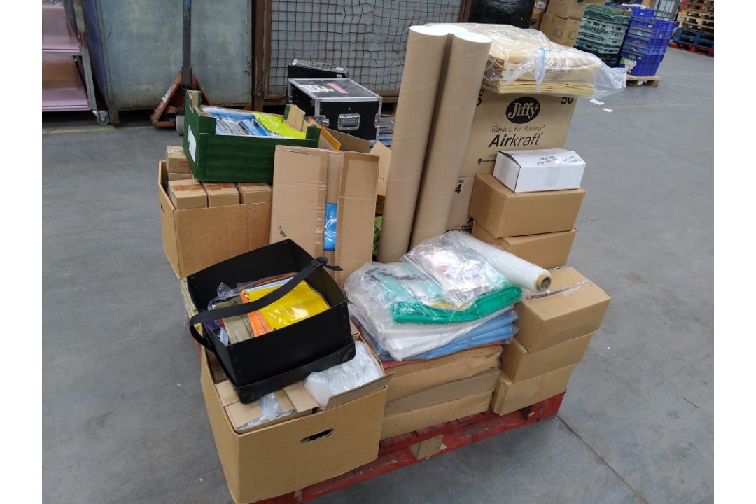One pallet of assorted packing materials, including padded envelopes, poster tubes, sealable mailing - Image 3 of 3