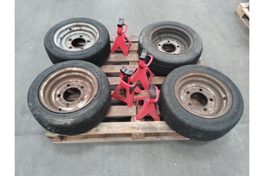Four preowned Wheels 14.5" with 4x Amazon Basics Steel Jack Auto 3 Ton. - Image 1 of 3