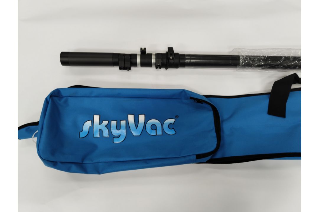 A SkyVac Carbon Fibre 7M High Reach Kit Pack. - Image 1 of 2