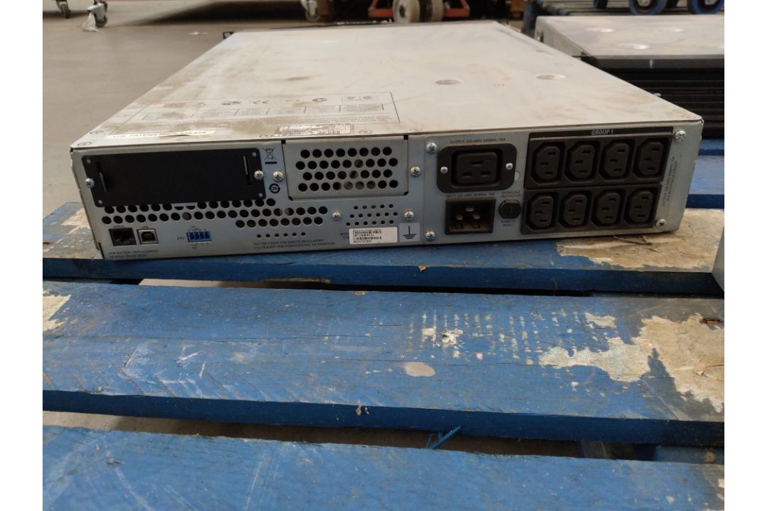 Mixed lot of three preowned APC uninterruptable power supplies. 1 x SMT2200RMI2U with 8 outputs,, 1 - Image 3 of 7