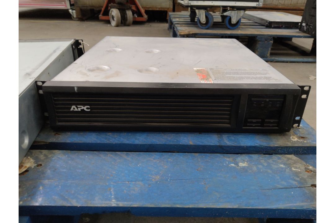 Mixed lot of three preowned APC uninterruptable power supplies. 1 x SMT2200RMI2U with 8 outputs,, 1 - Image 4 of 7