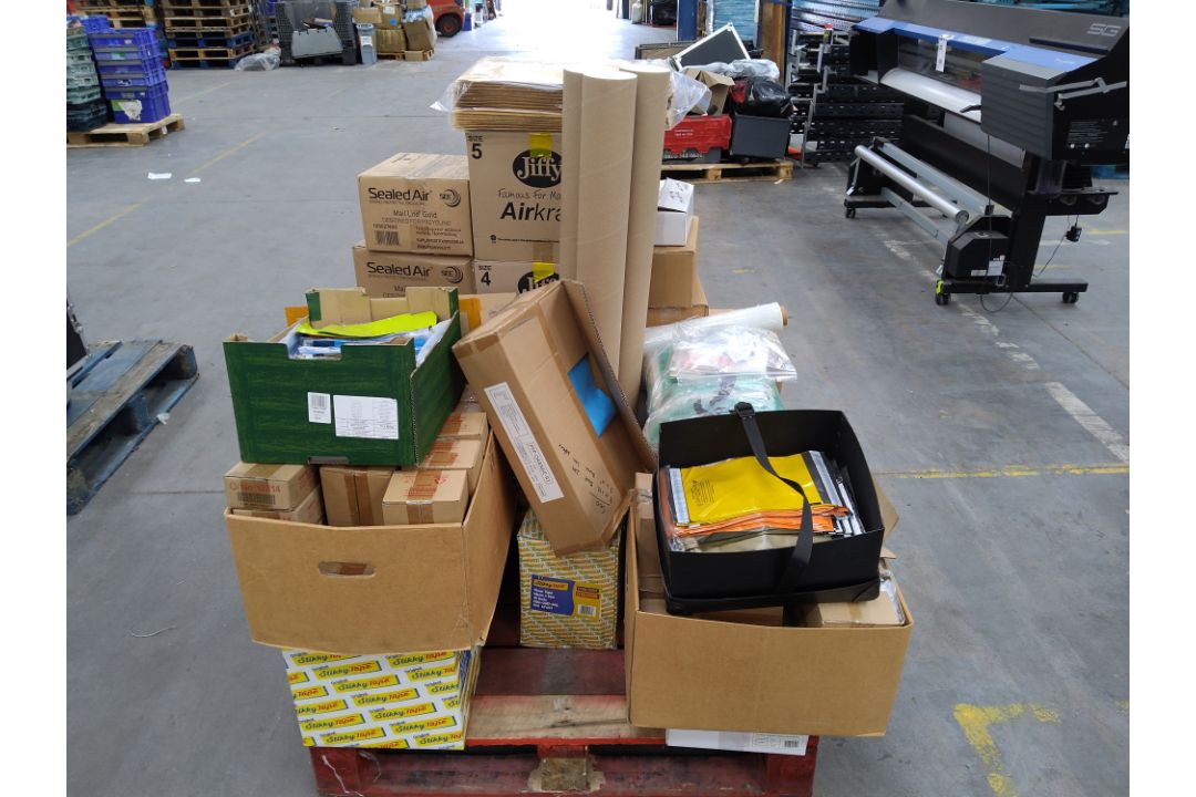 One pallet of assorted packing materials, including padded envelopes, poster tubes, sealable mailing - Image 1 of 3