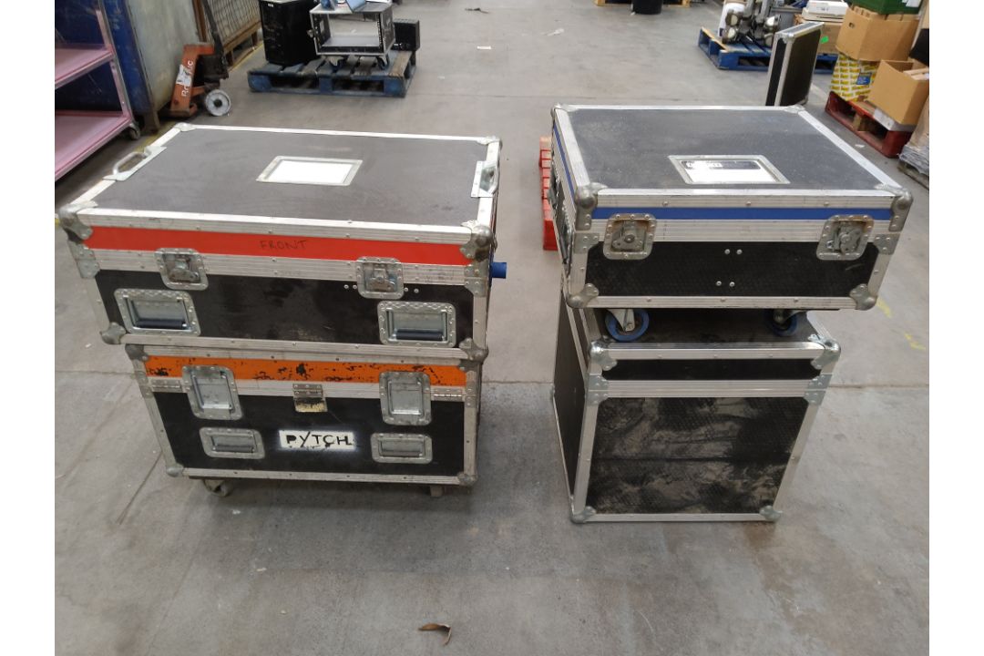 Four preowned unbranded flight cases. 1 x lockable with wheels (82 x 59 x 44cms), 1 x lockable with - Image 1 of 5