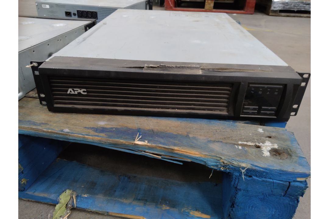 Mixed lot of three preowned APC uninterruptable power supplies. 1 x SMT2200RMI2U with 8 outputs,, 1 - Image 2 of 7