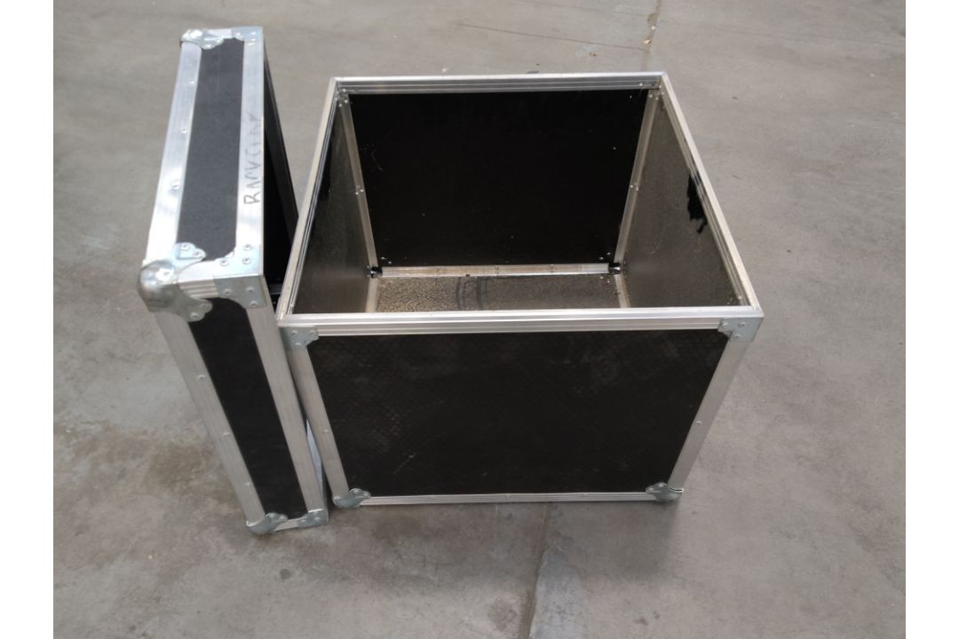 Four preowned unbranded flight cases. 1 x lockable with wheels (82 x 59 x 44cms), 1 x lockable with - Image 5 of 5