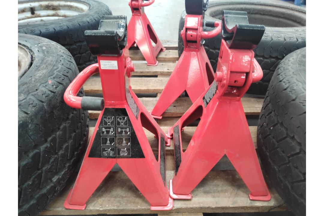 Four preowned Wheels 14.5" with 4x Amazon Basics Steel Jack Auto 3 Ton. - Image 2 of 3