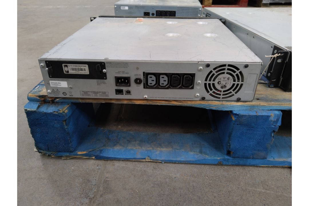 Mixed lot of three preowned APC uninterruptable power supplies. 1 x SMT2200RMI2U with 8 outputs,, 1 - Image 5 of 7