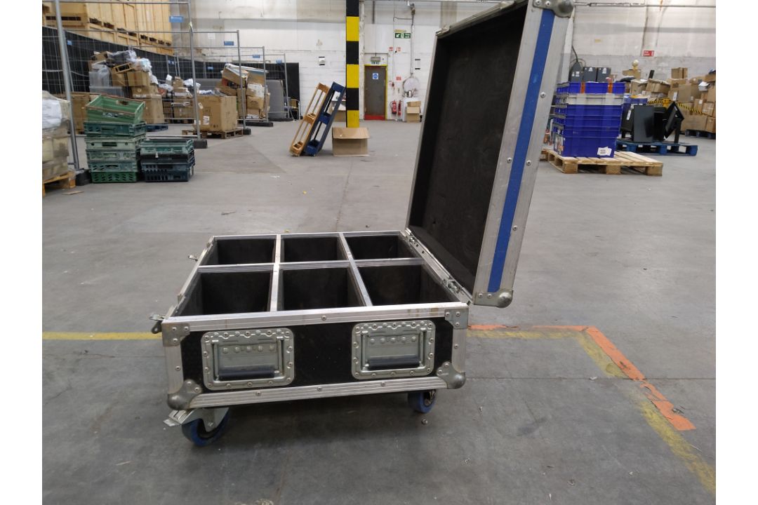 Four preowned unbranded flight cases. 1 x lockable with wheels (82 x 59 x 44cms), 1 x lockable with - Image 3 of 5