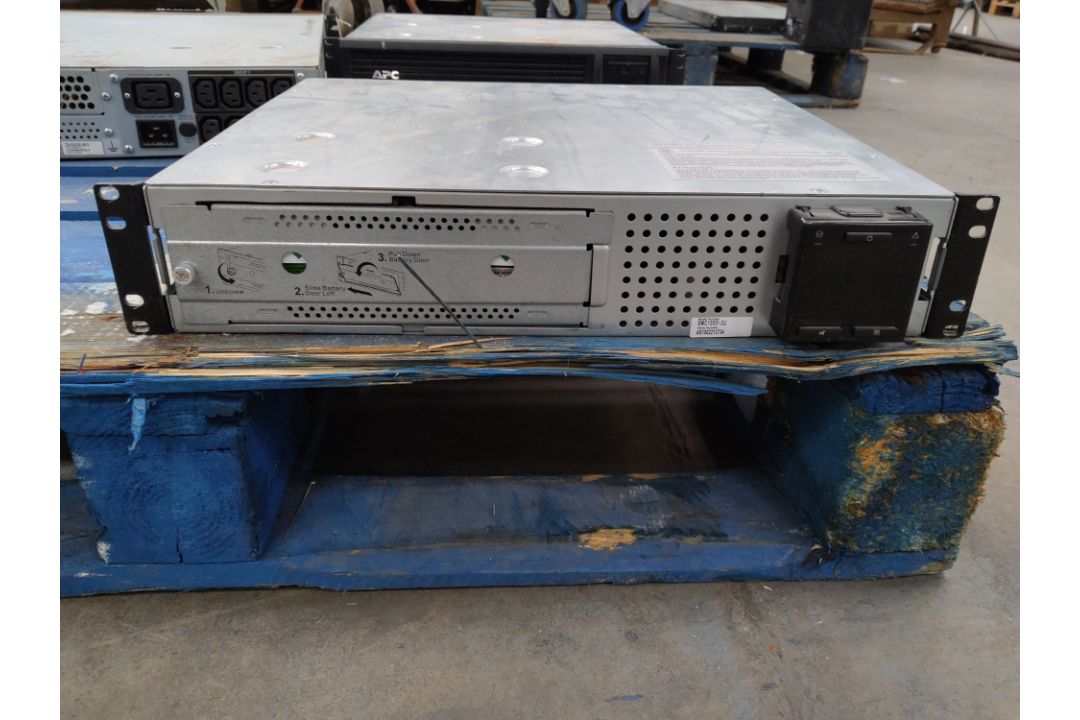 Mixed lot of three preowned APC uninterruptable power supplies. 1 x SMT2200RMI2U with 8 outputs,, 1 - Image 6 of 7