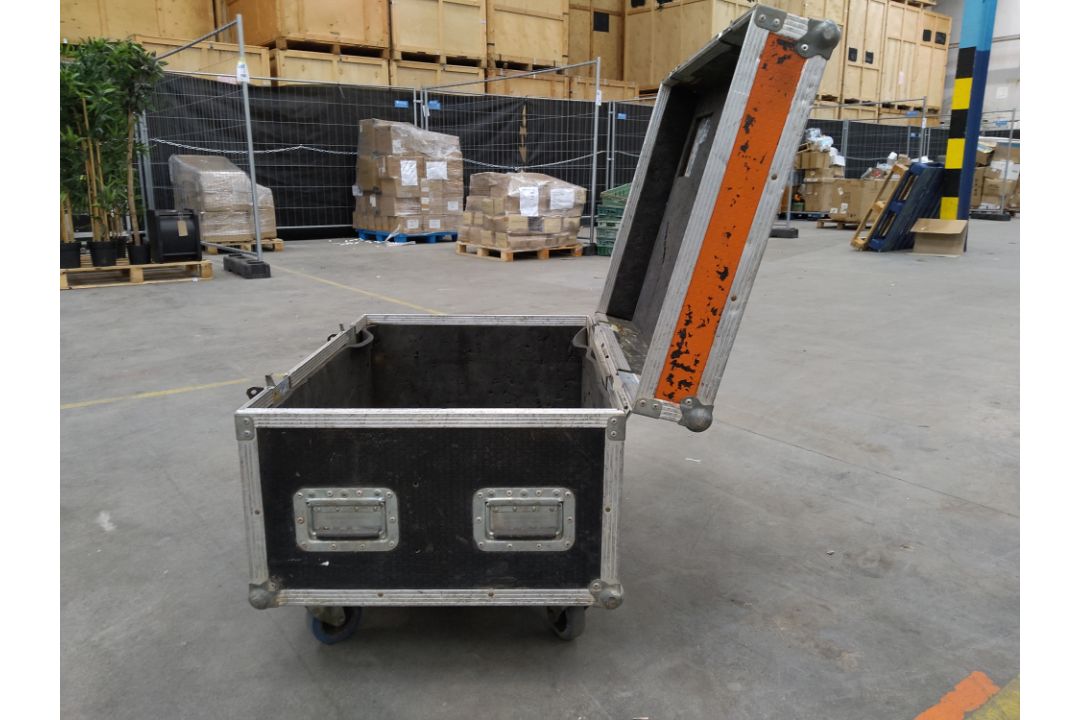 Four preowned unbranded flight cases. 1 x lockable with wheels (82 x 59 x 44cms), 1 x lockable with - Image 2 of 5