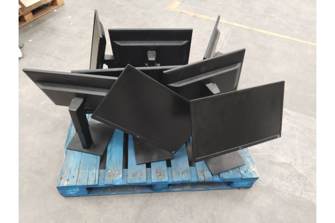 Eight preowned desktops monitors to include 7x LG 24BK550Y and 1x ACER K272HL. *All come with stands - Image 2 of 4