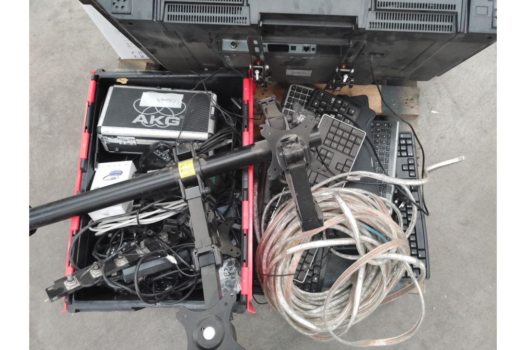 Pallet of assorted Tech and related goods. - Image 4 of 5