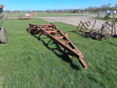 Trailed scraper blade