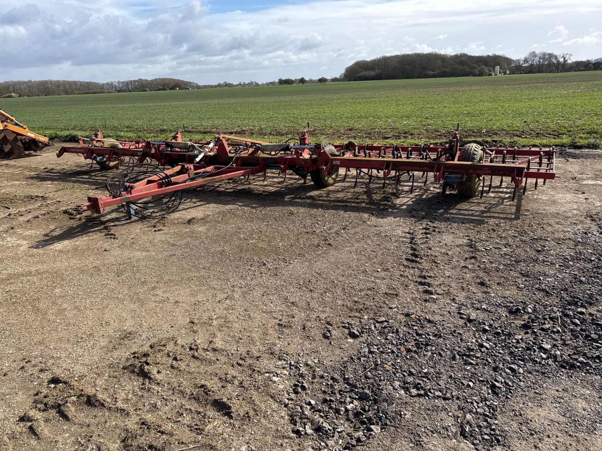 Kongskilde 9.3m hydraulic folding spring tine cultivator with rear levelling harrow - Image 2 of 7