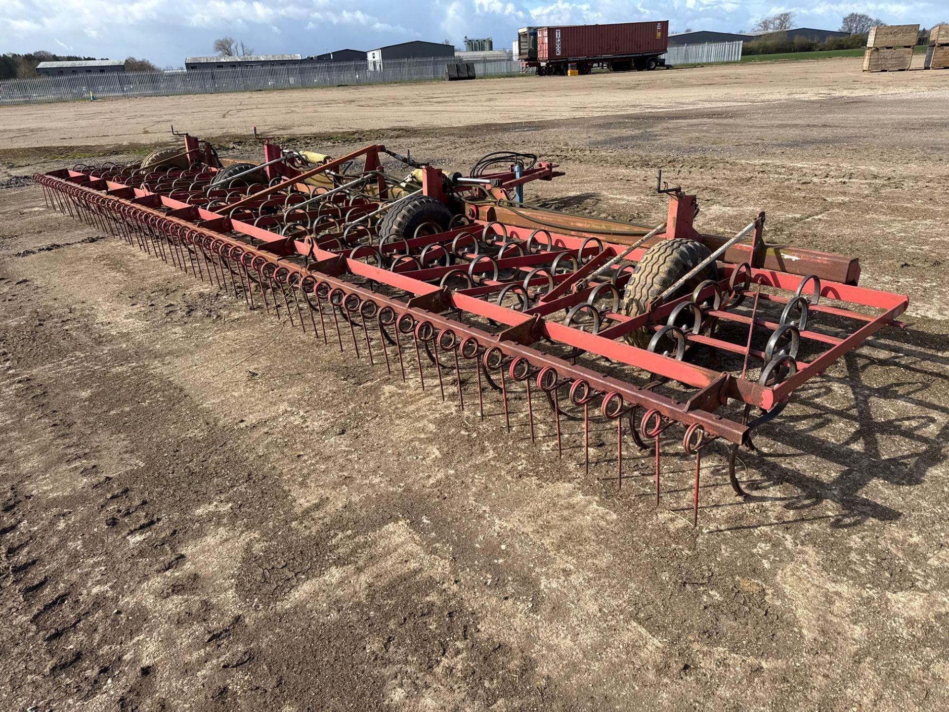 Kongskilde 9.3m hydraulic folding spring tine cultivator with rear levelling harrow - Image 4 of 7