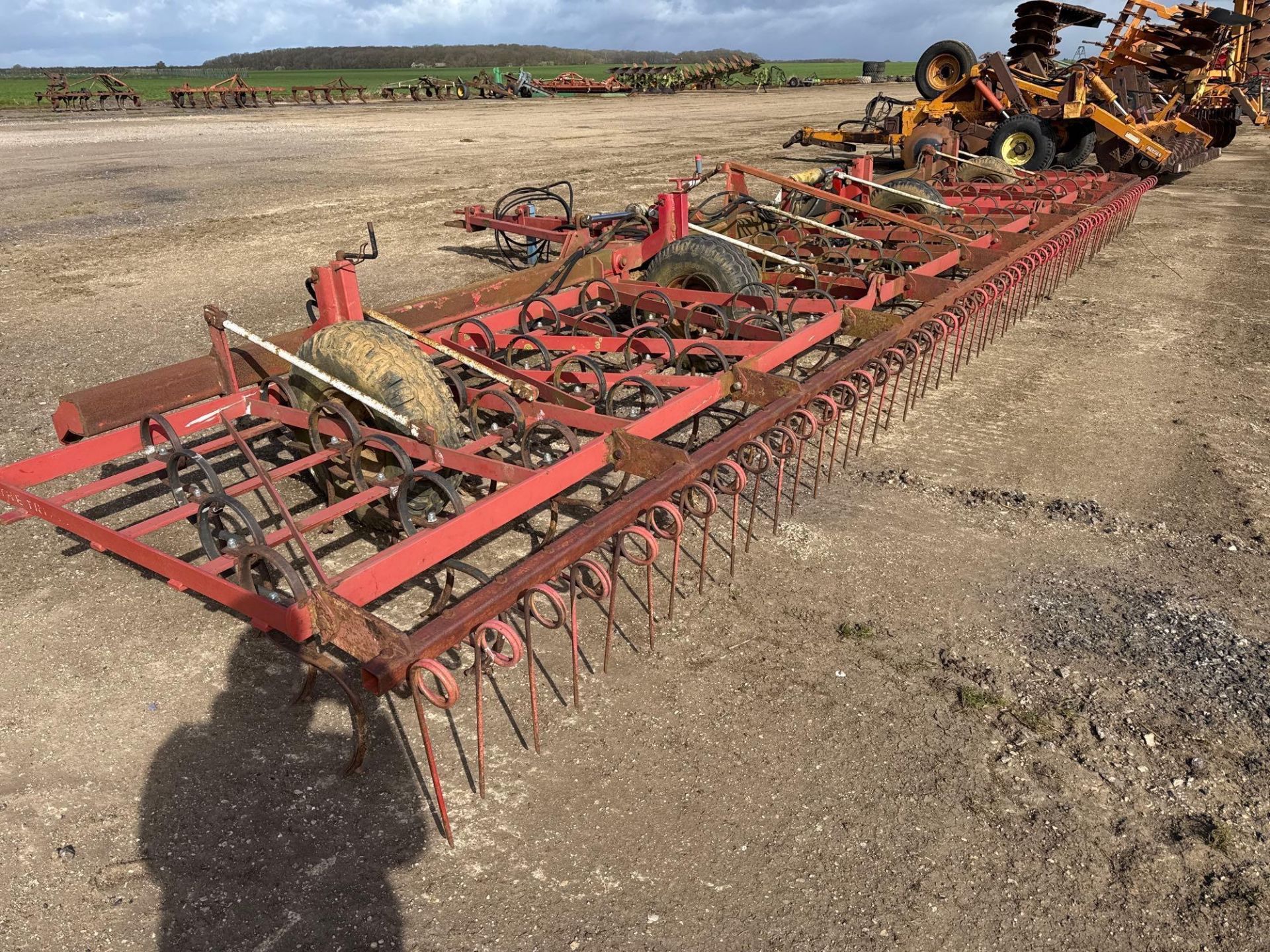 Kongskilde 9.3m hydraulic folding spring tine cultivator with rear levelling harrow - Image 3 of 7
