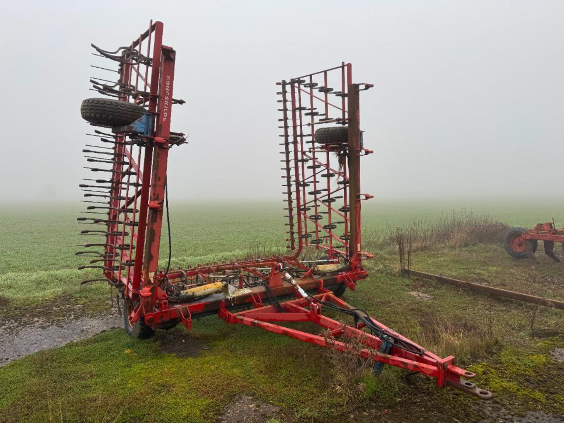 Kongskilde 9.3m hydraulic folding spring tine cultivator with rear levelling harrow - Image 6 of 7