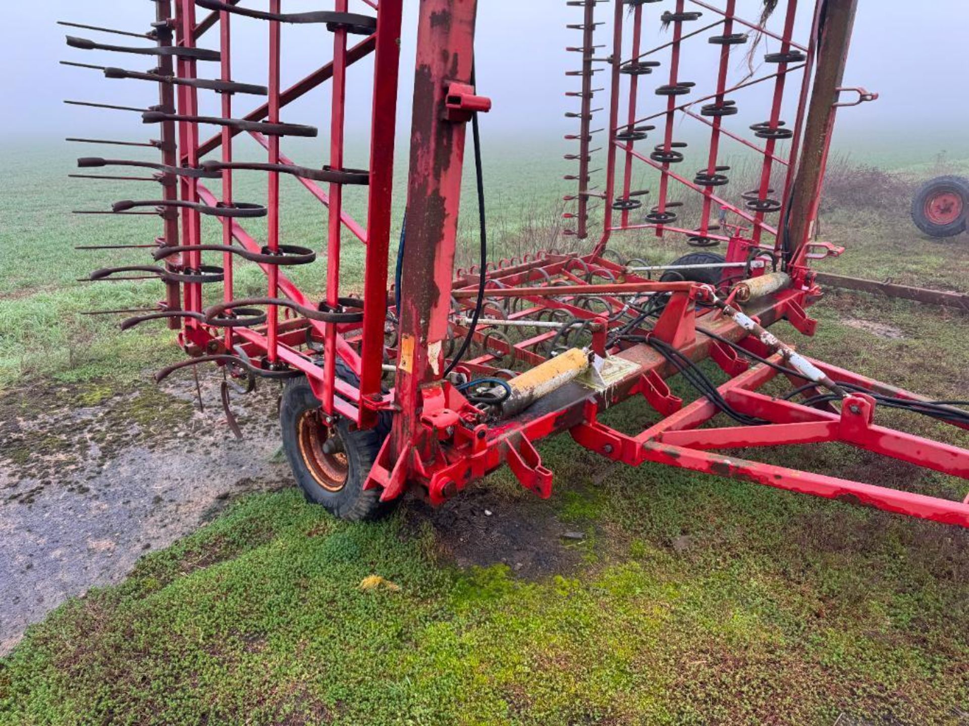 Kongskilde 9.3m hydraulic folding spring tine cultivator with rear levelling harrow - Image 7 of 7