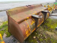 Digging bucket with Aveling Barford attachments