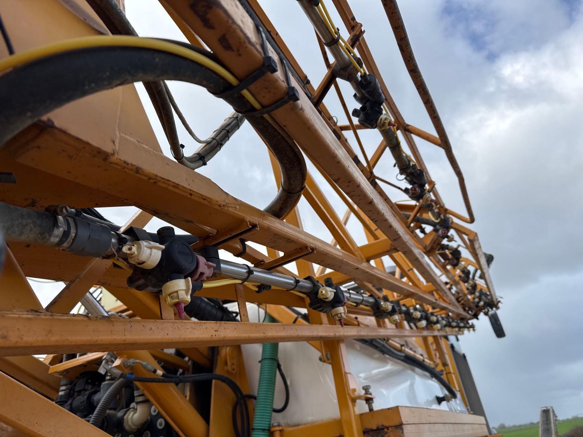 2009 Knight 24m self-propelled sprayer 3,500l tank, triple nozzle bodies, section control, air shut - Image 8 of 21