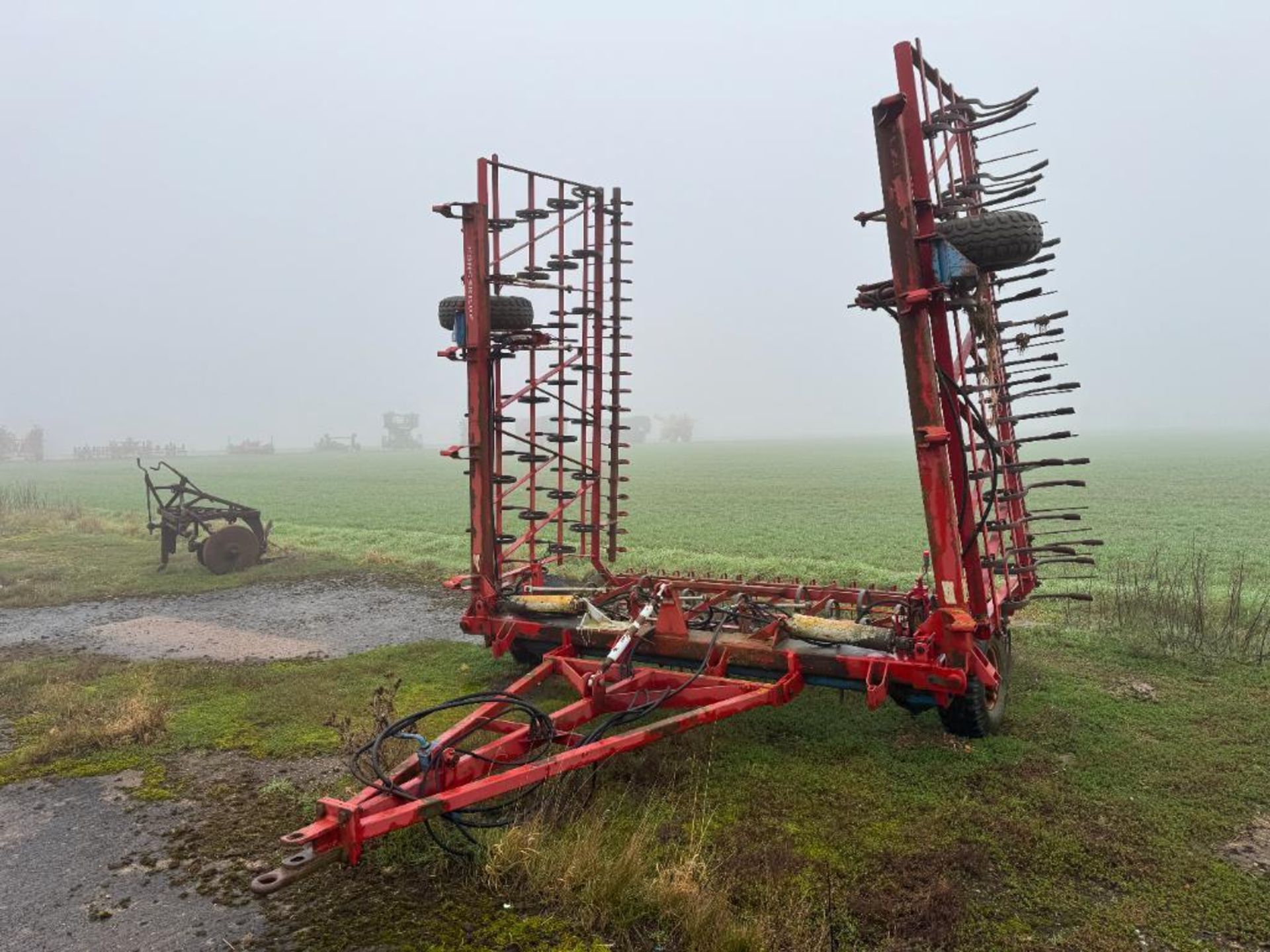 Kongskilde 9.3m hydraulic folding spring tine cultivator with rear levelling harrow - Image 5 of 7