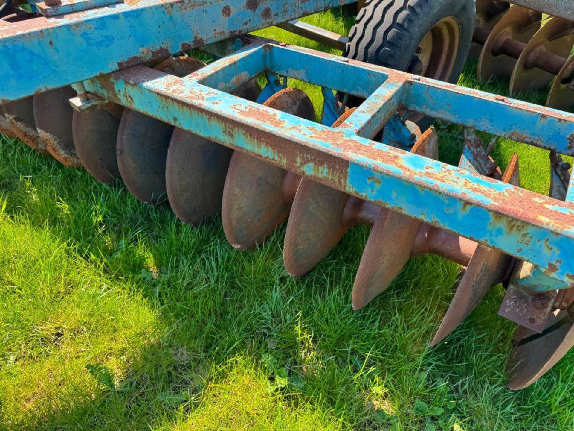 Parmiter 3.5m trailed discs, manual depth control with rear drawbar ​​​​​​​NB: Manual in Office - Image 9 of 14