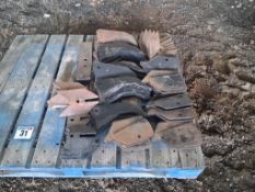 Quantity Simba wearing metal and Tillso points, shins etc