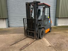 1999 Toyota O2-6FDF25 2.5t diesel forklift, 4700mm lift height, no side shift with pallet tines. Hou